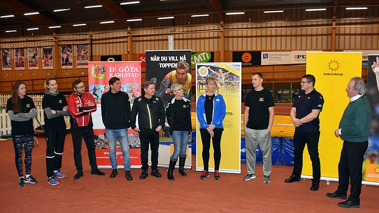 Anders Möller, grengruppschef för Prestationscentrum Hopp, tillsammans med kommunalrådet Per-Samuel-Nisser (M) och andra inblandade i friidrottsmiljön i Karlstad. Foto: Karlstads kommun.