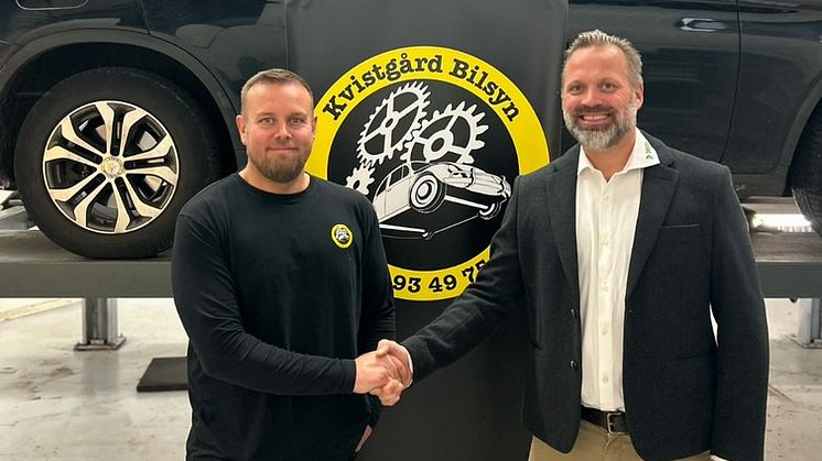 Anders Sørensen (Kvistgaard Bilsyn) og distriktschef Mads Ingrisch giver hånd på aftalen og det fremtidige samarbejde