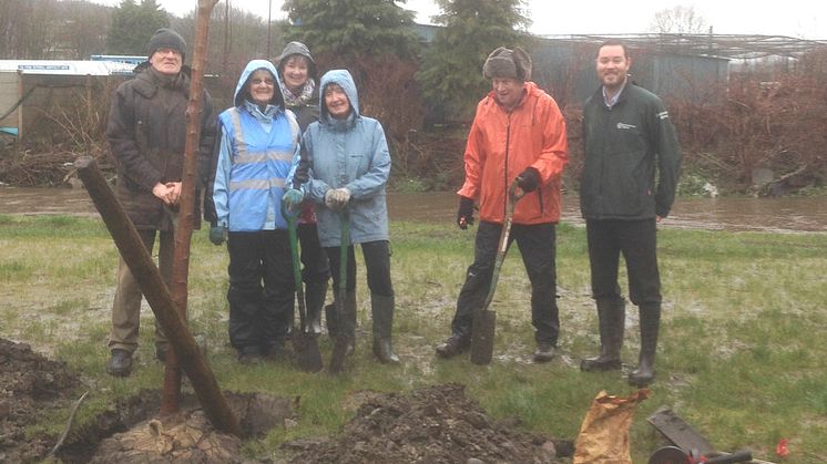 Pete Hewitt from the Environment Agency with members of the Friends of Nuttall Park.