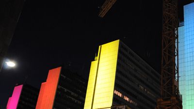 Hötorgsskraporna i regnbågens färger