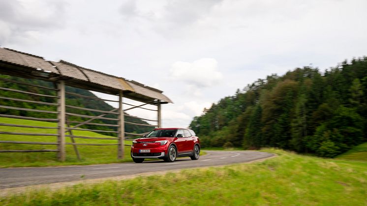 FORD EXPLORER RAPID RED 2024 (4).jpg