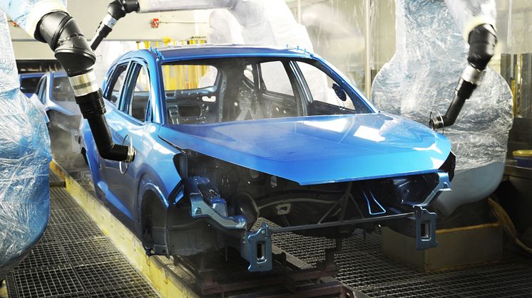 Syv liter maling over syv timer er nødvendig for å lakkere en moderne personbil i dag. Bildet er fra Hyundais produksjonsanlegg i Tsjekkia.