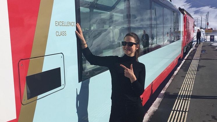 Stefanie Dechow vor dem Glacier Express (c) privat