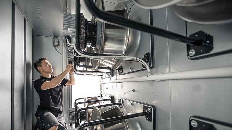 Ovanpå logistikcentrets administrationsblock som även rymmer lunchrum har ebm-papst radialfläktar RadiPac installerats för att ljudnivån ska vara så låg som möjligt. Foto: Martin Wagenhan