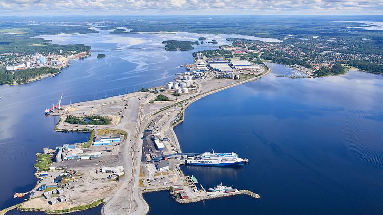 Projektet Blue Supply Chains undersöker möjligheten att erbjuda fossilfria bunkringsbränslen och elladdning i svenska hamnar. Foto från Umeå Hamn, foto: Lars Lindh.