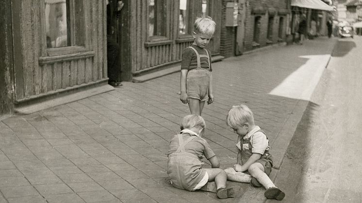 Barn som leker på en gata i Haga, 1949. 