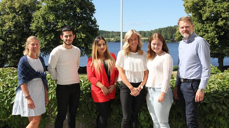 2018 års Drömjobbare Azhi, Natali, Matilda och Emelie, tillsammans med bankens VD Cecilia Jeffner och handledaren Janis Lancereau.