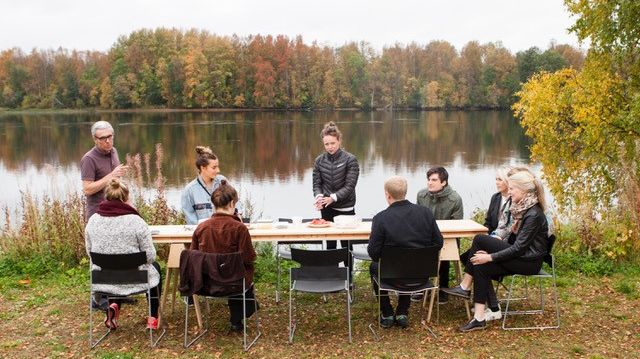 Frisk luft när en student redovisar sitt studio-projekt utomhus. Arkitekthögskolan ligger alldeles intill den vackra Umeälven. Foto: Johannes Samuelsson