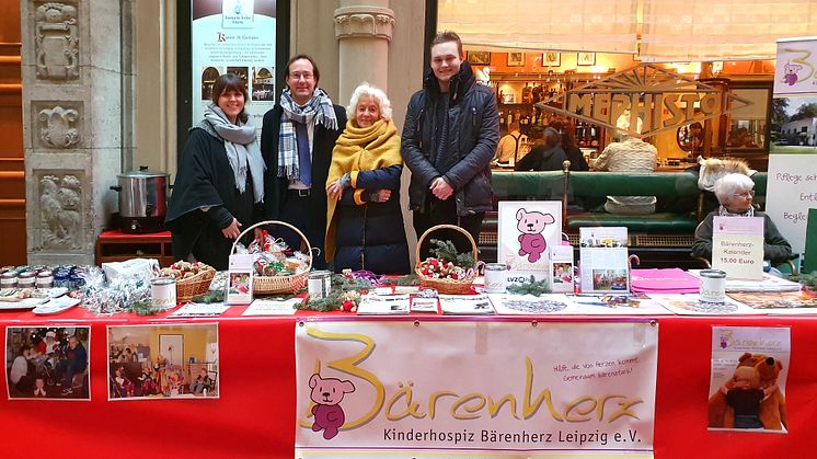Margarete Lay, Hubertus von Erffa, Gabriele Tiefensee und Leon Bügelsack am Bärenherz-Weihnachtsstand
