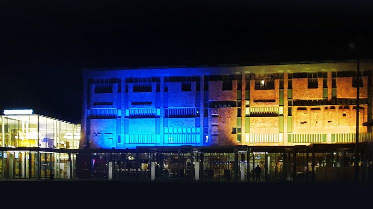Skövde kulturhus upplyst i de Ukrainska färgerna.
