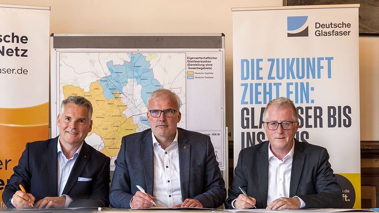 Uwe Rettner (DG, rechts) bei der Vertragsunterzeichnung mit Andreas Bausewein, Oberbürgermeister der Landeshauptstadt Erfurt (Mitte) und Sören Wendler (DGN, links)