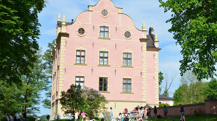 Under Fysingedagen 16 september genomförs visningar av Skånelaholms slott. Parken är alltid öppen för besök.