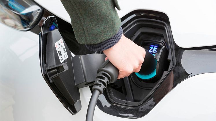 Bei einer Fahrleistung von rund 20.000 Kilometern jährlich lassen sich mit den niedrigeren Netzentgelten der Bayernwerk Netz mehr als 100 Euro pro Jahr sparen.
