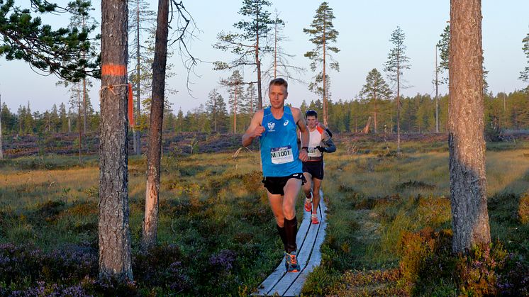 Jonas Buud drar på på spängerna före Max King. Ultravasan 2015