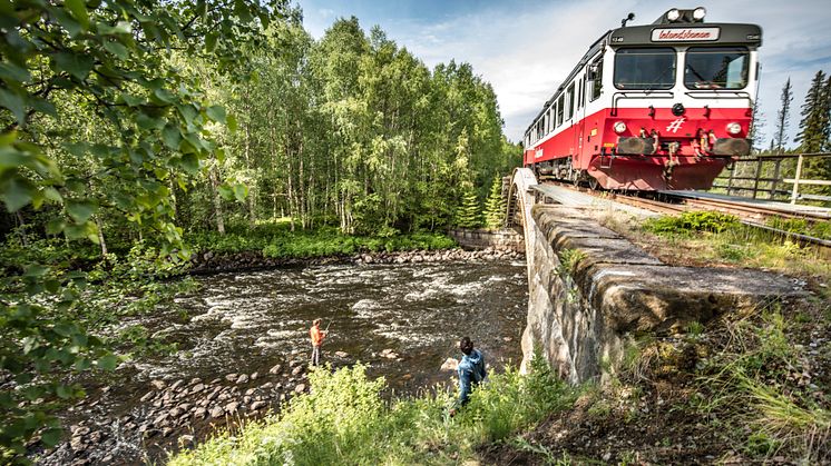 Fiska mitt i äventyret och upptäck de fina fiskevattnen längs Inlandsbanan.  Foto: Håkan Wike