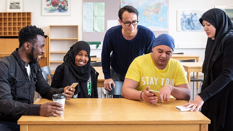 Nu finns drygt 23 miljoner i utvecklingsmedel att söka för språkinlärning och samhällsinformation för nyanlända och asylsökande. Foto: Misak Nalbandian.
