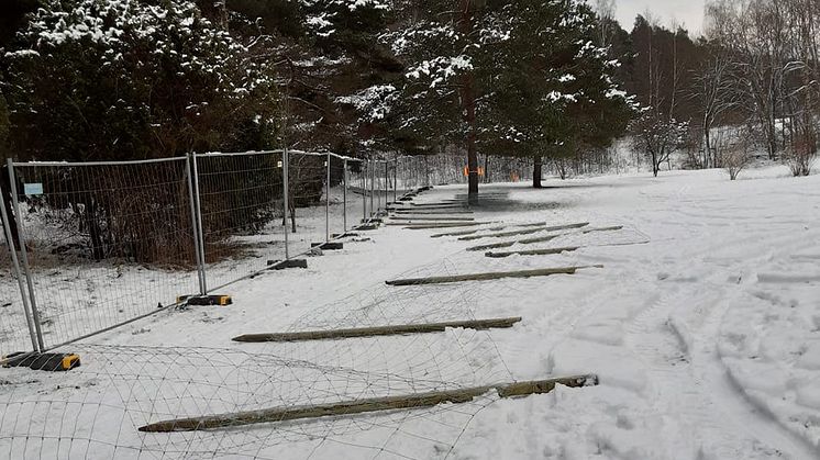 Stockholms kyrkogårdsförvaltning har börjat spärra av 17 hektar av ett parkområde i Järva som tar emot hundratusentals besök per år.