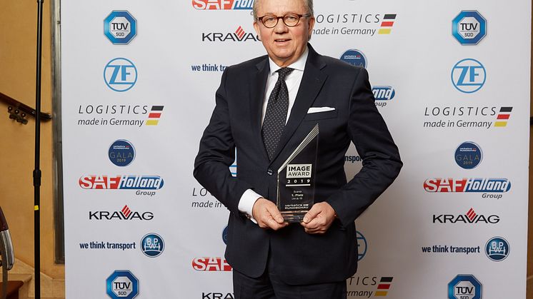 Peter Hornig, Geschäftsführer Scania Deutschland Österreich, nimmt für Scania den Image Award 2019 entgegen.