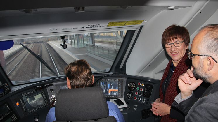 Im Gespräch: Infratsrukturministerin Kathrin Schneider und Barnims Landrat Daniel Kurth während der RB63-Sonderfahrt nach Templin. Foto: Pressestelle LK Barnim/Oliver Köhler