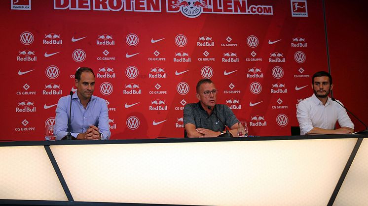 Beim Pressegespräch, v.l. Oliver Mintzlaff, Ralf Rangnick und Benjamin Ippoliti