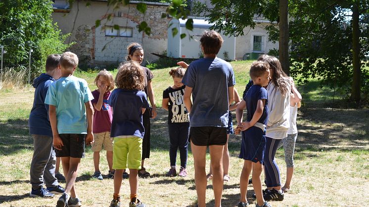 Geschwisterkinder fahren ins Sommerfreizeitcamp nach Oberau
