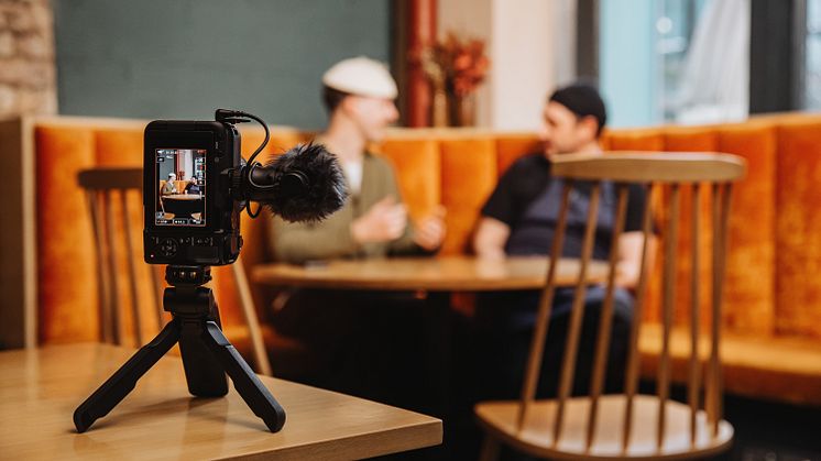 Canon EOS R50 V_Lifestyle_Recording_Rick_Chef_Livestream_622158.jpg