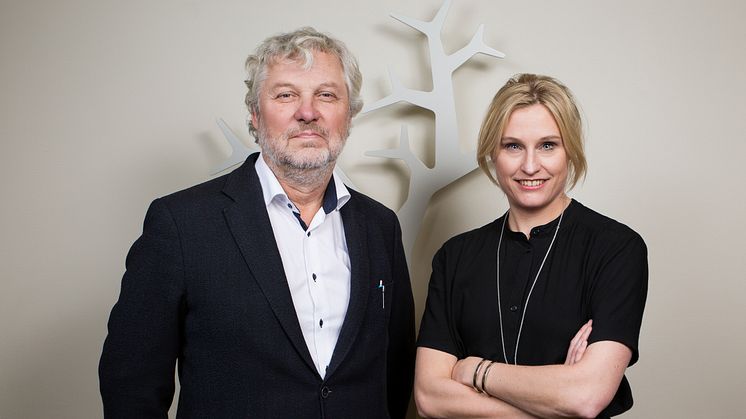 Bostads- och digitaliseringsminister Peter Eriksson och Snårets programledare Emma Jonsteg