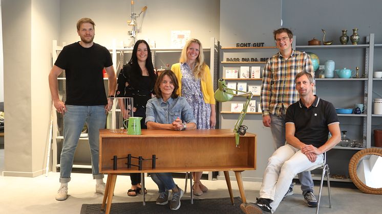 Das Team des Kleinen Kieler Kaufhaus ECHT.GUT freut sich über die Unterstützung von Janine Streu, Ansiedlungsmanagerin bei Kiel-Marketing (stehend, gelbe Jacke)