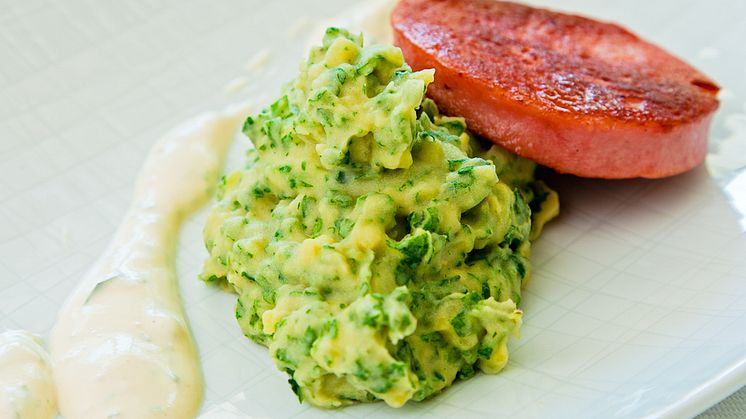 Månadens recept maj - Nässelmos med stekt falukorv och senapscrème