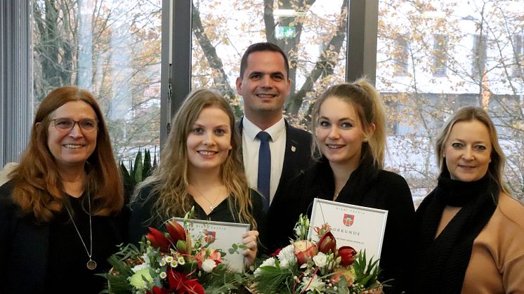 Bei der Gerontologie-Preisübergabe (v.l.): Prof.in Dr.in Hildegard Theobald, Karolin Tiemann, Bürgermeister Kristian Kater, Ann-Kristin Hotsch und Prof.in Dr.in Jantje Halberstadt 