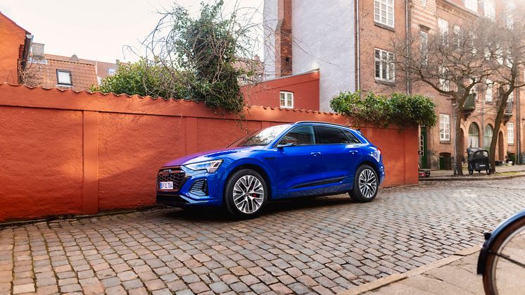 Audi Q8 e-tron (Ultrablå metallak)