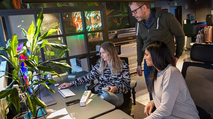 Medarbeidere som håndterer det meste av oppgaver for å skape synlighet. Alicia Cvijanovic (t.v.) er webdesigner og ansvarlig for digital markedsføring, mens Yvonne Kvernflaten blant annet holder i alle tråder på messer og utstillinger for kundene.