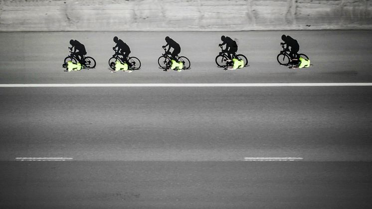 Dom vita prickarna är cyklisterna, de andras deras skuggor. Taget med drönare.