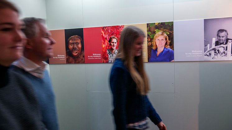 En souvenir för livet - besökare i utställningen