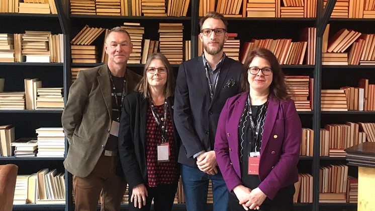 Tine Billing och verksamhetschef Johan Plambeck (i mitten) på plats i Göteborg tillsammans med Carolina Falk, filmkonsulent på Film i Skåne, och Magnus Engvall, utvecklare film och rörlig bild på Region Skåne. Foto: Camilla Sjöstrand