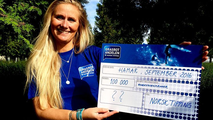 GRASROT-UTBETALING: Anne Helseth noterer rekordstore overføringer fra Grasrotandelen. Nå venter hun og resten av Norsk Tipping på giver nummer 1 million.