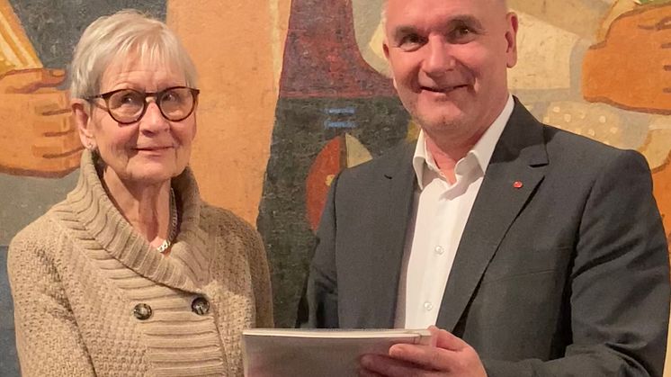 Folkteaterns styrelseordförande Kerstin Brunnberg och Folkets Hus Göteborgs styrelseordförande signerade under tisdagen ett nytt tioårigt hyresavtal. Foto: Sabrin Jaja