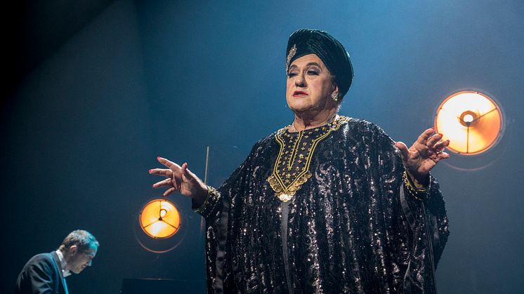 Tommy Körberg som LOLA - pressbild