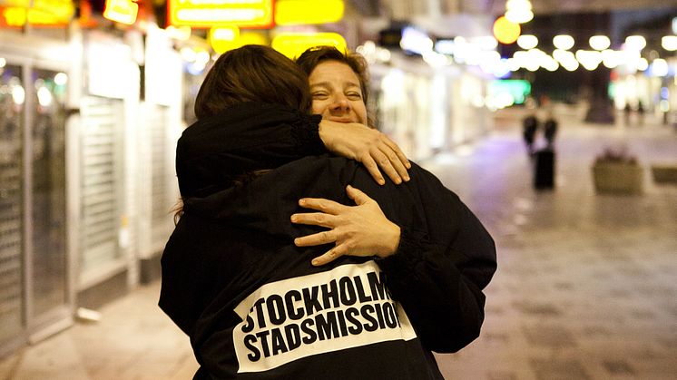Kontanter och värdeföremål som glömts i kollektivtrafiken under 2018 till ett totalt värde av 155 000 skänks till Stockholms Stadsmissions insamling för människor i hemlöshet. (Foto: Stockholms Stadsmission)