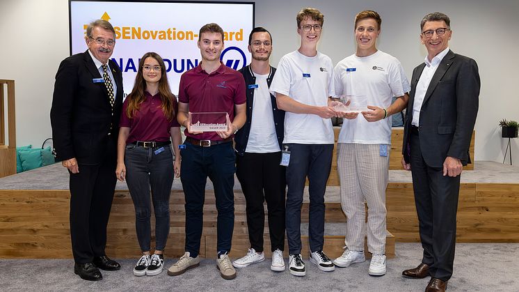 Frank Leyhausen (l.), Deutsche Seniorenliga, und Ulrich Leitermann (r.), Vorsitzender der Vorstände von SIGNAL IDUNA, mit den Preisträgern des „SENovation-Award 2023". Foto: Benito Barajas
