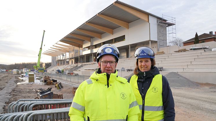 Anders Emilsson o Cecilia Wahlskog framför västra läktaren