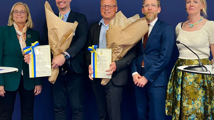 Vinnarna David Becedas, vd AlgoDx och Ulf Klangby, vice vd och grundare Devyser Diagnostics. Tillsammans med Swecares ordförande Agneta Karlsson (t.v.), socialminister Jakob Forssmed och Maria Helling, vd Swecare (t.h.). 
