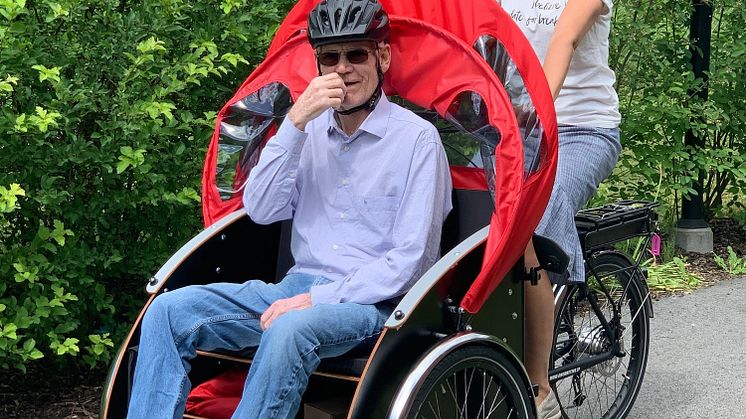 Sparbanken Skåne har skänkt två lådcyklar så att fler kunder inom funktionsstöd och äldreomsorg ska kunna njuta av fartvinden i håret.