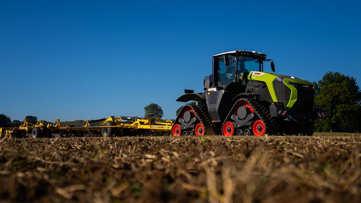 CLAAS XERION 12.650 med Bednar-harve - en af de maskiner Danish Agro koncernen fremviser på Agromek 2024.JPG