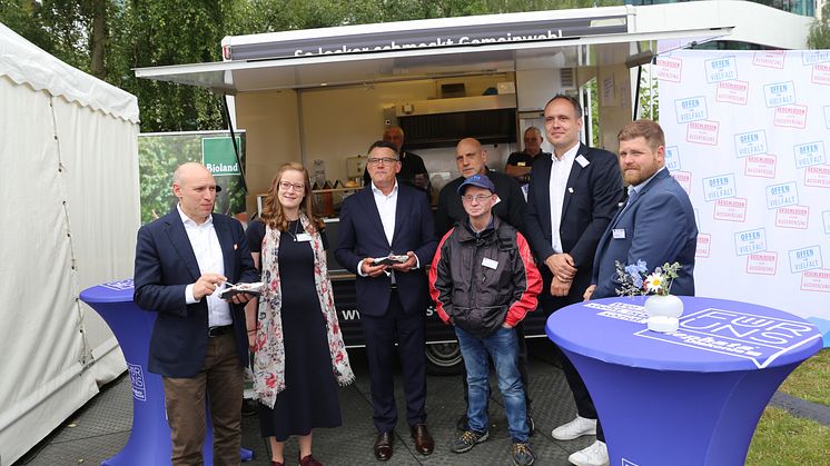 Manfred Pentz (links) und Boris Rhein (3.v.l.) versprachen Marieke Weißmüller (Bioland) und Ottmar Müller, Thomas Schmidt, Johannes Fuhr und Jonas Müller von Hephata, sich für den Erhalt von Werkstätten für Menschen mit Behinderung einzusetzen.