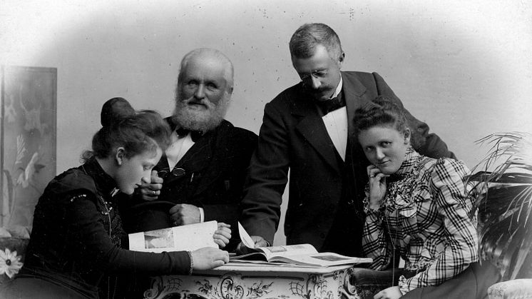 Helge Væringsaasen sammen med sine døtre. Fra venstre: Ingeborg Væringsaasen, Helge Væringsaasen, ukjent og Inger Væringsaasen. Foto: Anno Glomdalsmuseets fotoarkiv. 