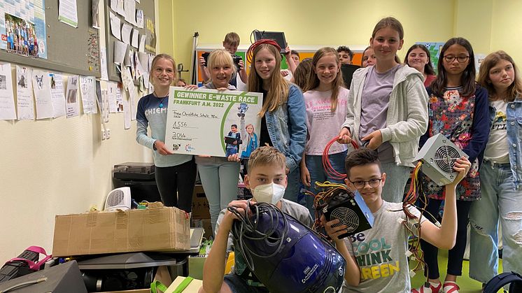 Schüler der Klasse 6R der Freien Christlichen Schule Frankfurt mit dem Spendenscheck der Zurich Kinder- und Jugendstiftung