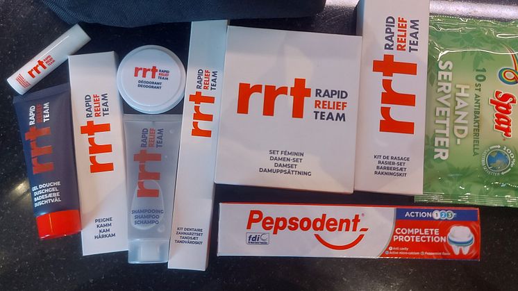 Kvinnojouren Maria får hygienkit av Rapid Relief Team
