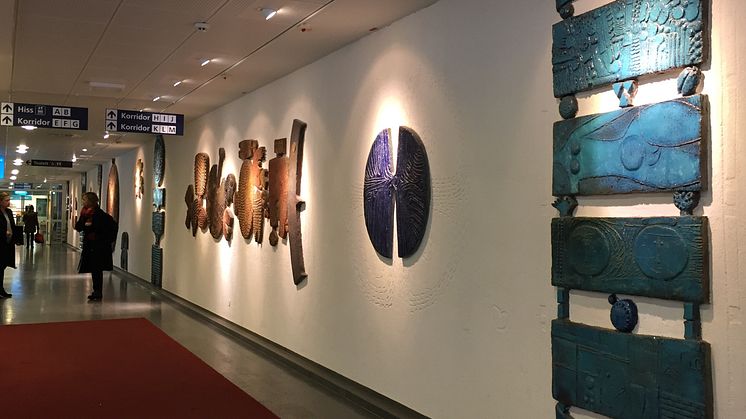 Keramisk gestaltning i entrén, Nacka sjukhus. ©Stig Lindberg/Bildupphovsrätt 2017. Foto C. Fahlén