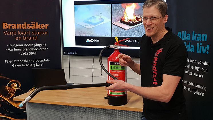 Henrik Wahlström, vd på Brandfast, håller kurs om bränder i litiumjonbatterier. 